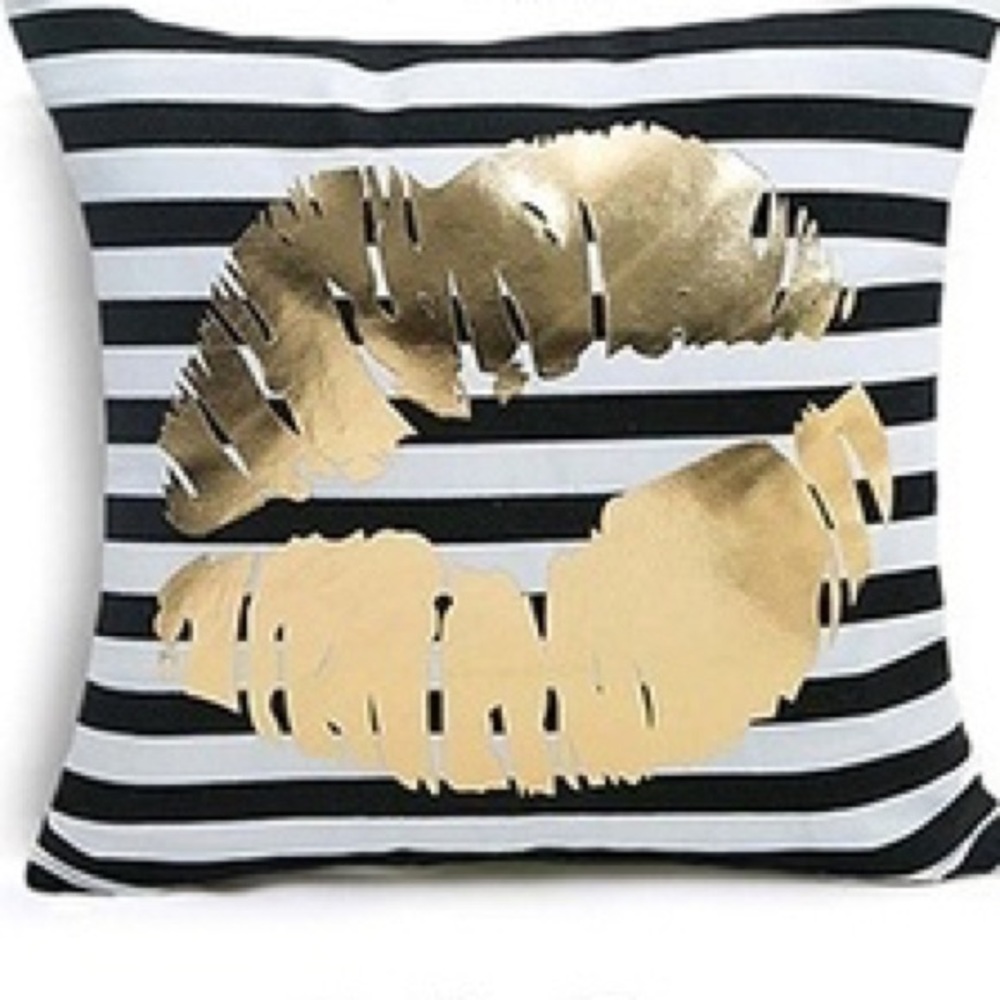 🆕2 Decorative Kiss Pillow Cases 💛🖤